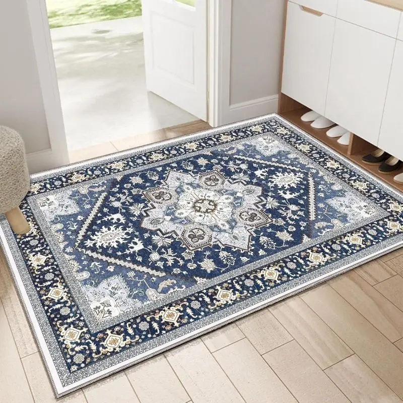 Blaue Fußmatte mit orientalischem Medaillonmuster und Bordüre vor einer geöffneten Tür
