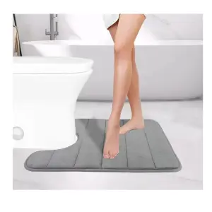 Graue WC-Vorleger-Matte mit U-Ausschnitt und Längsstreifen am Toilettensockel