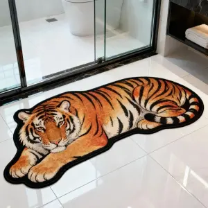 Badematte in Tigerform mit orangem Fell und schwarzen Streifen auf weißem Fliesenboden vor einer Glasdusche