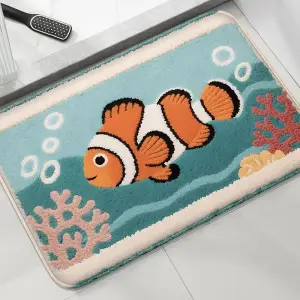 Badematte mit orangefarbenem Clownfisch und Korallen auf türkisem Grund vor einer Dusche