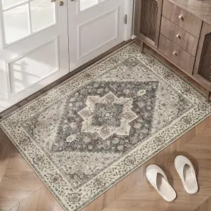 Fußmatte im Perserteppich-Stil in Beige und Grau mit Ornamenten vor einer Tür, daneben weiße Pantoffeln