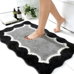 Badematte mit welligem Rand in Schwarz und Grau im Bad
